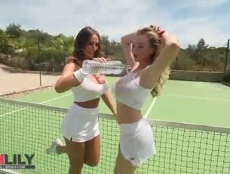 المراهقون يلعبون التنس معًا