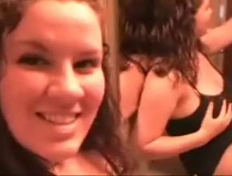 امرأة سمراء حسي هو الحصول على مارس الجنس من الخلف ، في الحمام والصراخ أثناء النشوة الجنسية