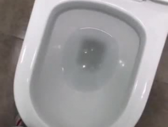 شواذ التبول بعمق داخل المرحاض