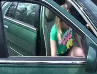 فتاة قرنية تمارس الجنس في المقعد الخلفي لسيارة أجرة ، حتى في حيها
