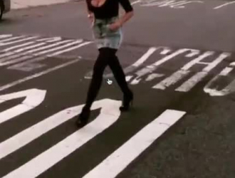 اطياز عاريه تمشي في الشارع