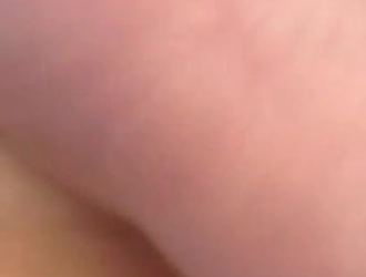 تظهر الدمية الآسيوية ذات الشعر القصير كاروتر البالغة من العمر 24 عامًا لأول مرة في المشهد الإباحي مع هذا الرجل