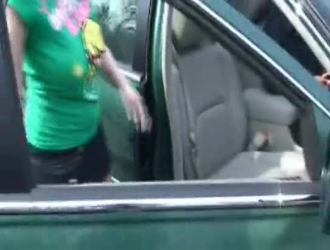 امرأة سمراء تقود رجلًا في سيارة عتيقة والإصبع بالإصبع مؤخرتها اللطيفة لتشغيله
