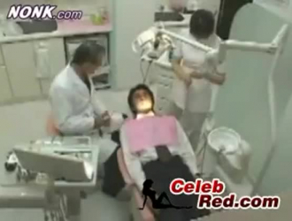 الممرضة اليابانية تجد صعوبة بالغة في وضعها في بطانيتها لإدخال أدوات اللعنة في ثقوبها