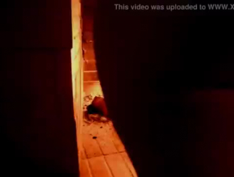 بهلوانية سمراء مغنية في جوارب طويلة تجاذب لها كاميرا فيديو إباحية.