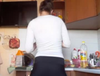 فتاة الحمار كبيرة ، كيلي داساني تلعب مع أباريق الحليب الخاصة بها ، أثناء وجودها في المطبخ.