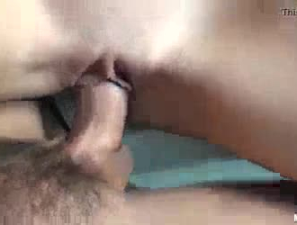 تقوم امرأة سمراء القذرة بتعريض أجزاء سيدتها وتحفيز بوسها المثالي بهزاز.