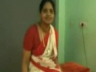 سيدة هندية سمينة تنتشر ساقيها على مصراعيها وتحصل على مارس الجنس بجوار حمام السباحة في الفناء الخلفي.