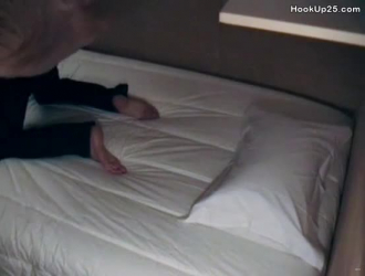 نحيفة ، فتاة هواة تمارس الجنس في بوف وتسجيلها في سريرها.