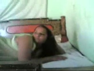 فتاتان عربيتان رائعتان تمارسان حركة جنسية جماعية حسية في سرير مشترك.