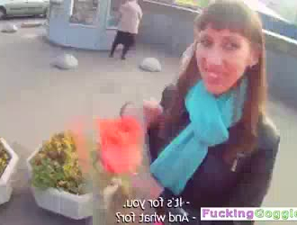 امرأة سمراء روسية قرنية مع كس شعر تستمني أمام الكاميرا ، حتى تتجه إلى