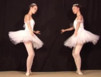 راقصة الباليه الآسيوية المثيرة تمتص الديوك المتعددة ذات مرة تحدها خارج قصر التشيك