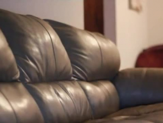 امرأة سمراء مفلس مع كس شعر ، لوسي جانتزين يمارس الجنس الشرجي اللطيف على الأريكة