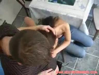 امرأة سمراء لاتينية تئن من المتعة ، أمام كاميرا كاميرا الويب الخاصة بها ، بينما تحصل على مارس الجنس