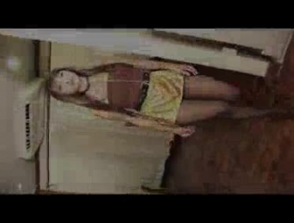 امرأة سمراء مثير تقوم بعمل روتين تمرينها وممارسة الجنس غير الرسمي في غرفة الخزانة