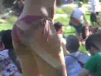ظهر العديد من أطفال بيكيني المشاغبون عاريات ودعوا الرجال لممارسة الجنس معهم